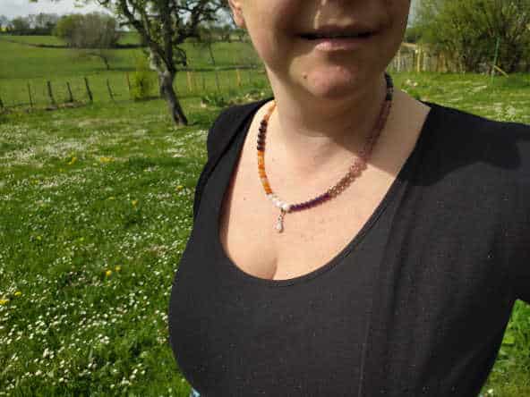 Mala lunaire porté autour du cou dans le jardin