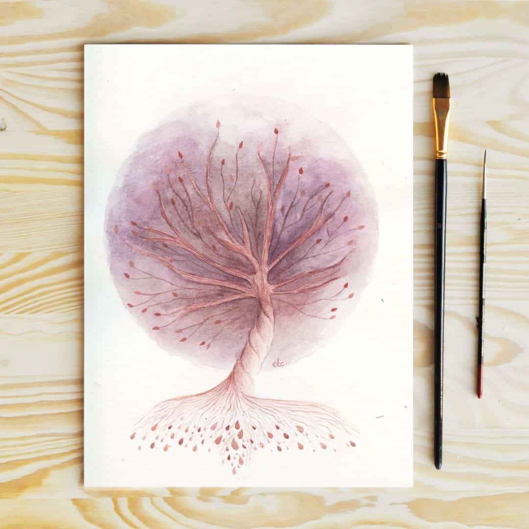 photo de l'aquarelle placent'arbre avec des pinceaux, sur une table