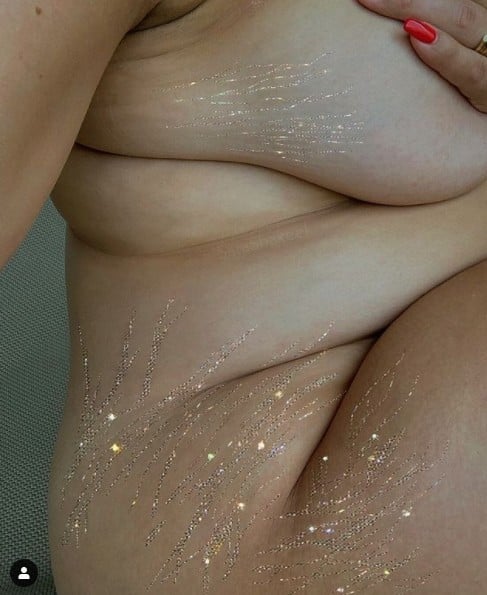 Marques de vie, vergetures, sublimées avec de l'or, corps tout en rondeur, voluptueux