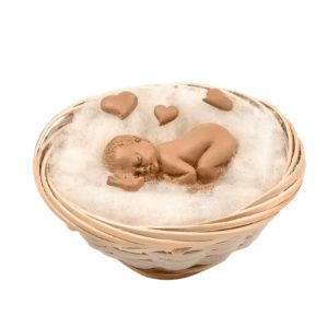 bébé en argile dans son écrin de laine rituel deuil