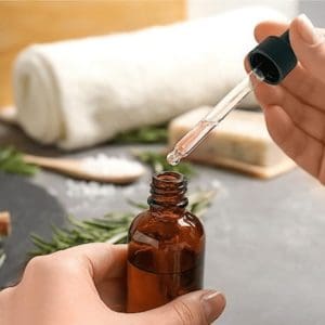 MACÉRÂT HUILEUX PLANTE SEULE (base olive) - lavande, millepertuis, calendula, camomille matricaire, achillée millefeuille, consoude, hélichryse italienne, roses, pâquerette, pissenlit, lilas, plantain, forsythia, armoise