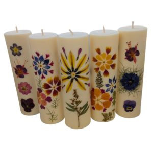 LA FLEURIE (GRANDE) - Bougie pilier décorée de fleurs séchées