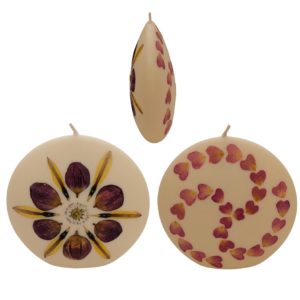 bougie décorée de pétales de fleurs