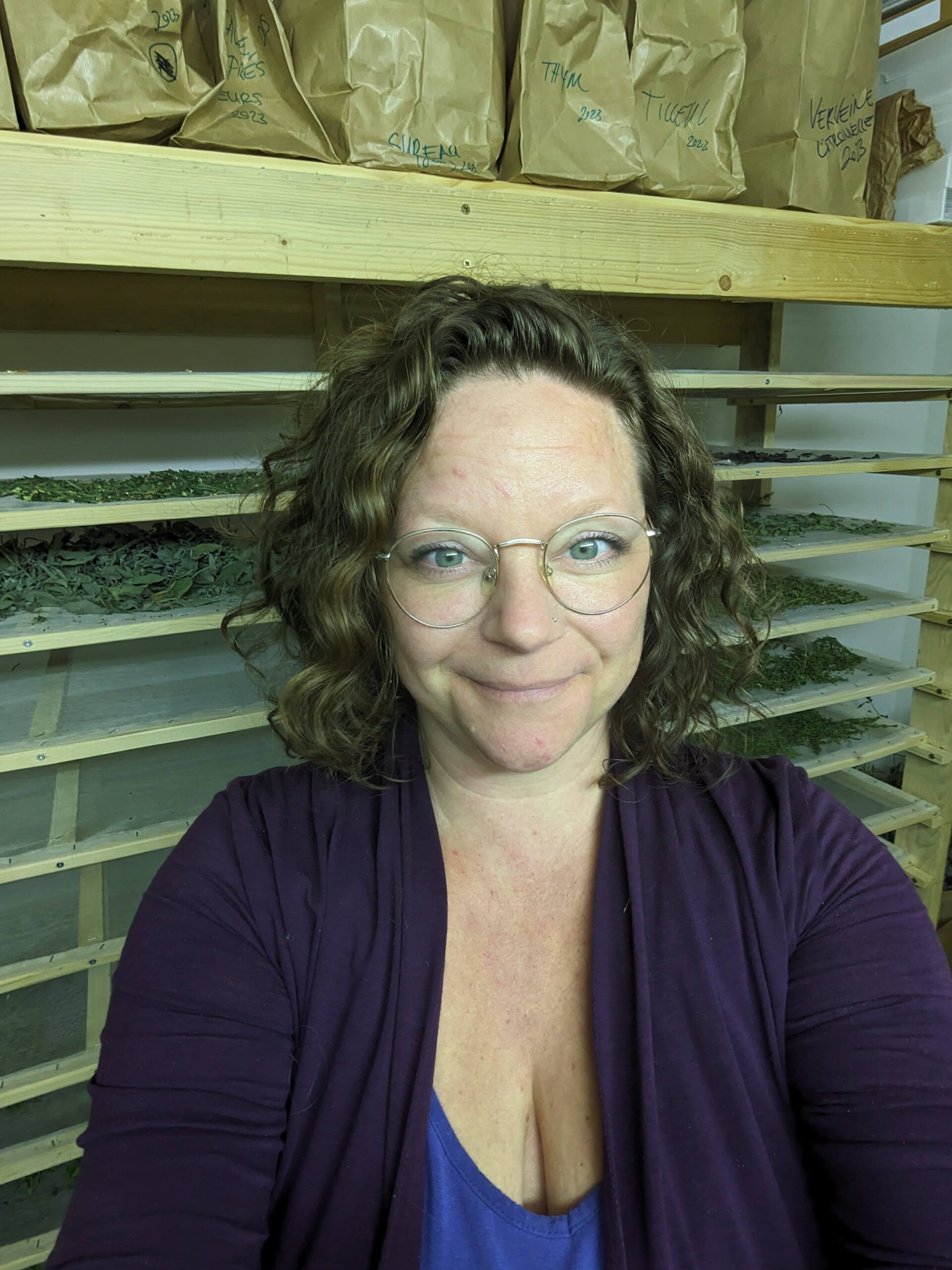 Herboriste dans son séchoir à plantes médicinales